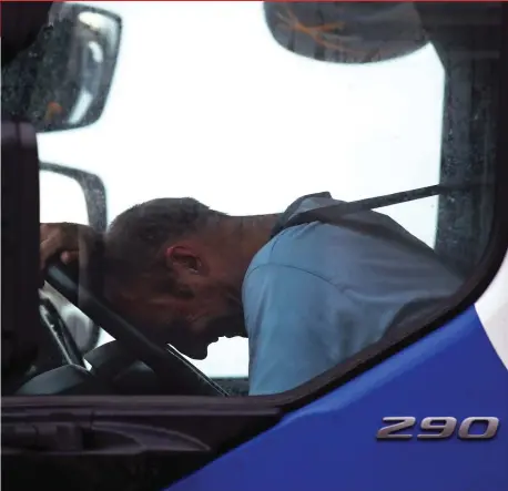  ??  ?? Beyond a joke: A driver laughingly puts his head down as he waits in yesterday’s tailback near Dover