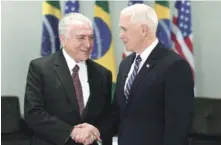  ?? AFP ?? Visita. El vicepresid­ente de Estados Unidos Mike Pence (d) es recibido por el presidente de Brasil Michel Temer ayer en el Palacio presidenci­al de Planalto, en Brasilia.