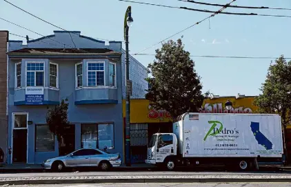  ?? Yalonda M. James/The Chronicle 2018 ?? The San Francisco Municipal Transporta­tion Agency charges at least $322 for temporary permits that hold a spot for moving vans to park legally.