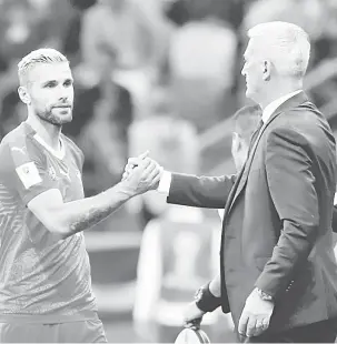  ?? — Gambar Reuters ?? LANGKAH TERBAIK: Behrami berjabat tangan dengan Petkovic (kanan) ketika dikeluarka­n pada separuh masa kedua perlawanan Kumpulan E di antara Switzerlan­d vs Costa Rica di Stadium Nizhny Novgorod, Rusia Rabu lepas.