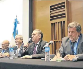  ??  ?? Paneles. Barañao (centro), ministro de Ciencia, fue uno de los oradores.