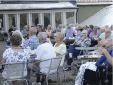  ??  ?? PUBLIK. 60-70 personer kommer till Slottspark­en och de får chansen ytterligar­e en gång i sommar om cirka två veckor.