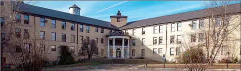 ?? Arkansas Democrat-Gazette/CARY JENKINS ?? The Alexander Human Developmen­t Center has been abandoned since 2011.