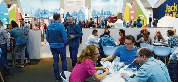  ?? Fotos: Reinhold Radloff ?? Die Firma Schöffel stellte sich bei der Messe ISPO in München auf einem großen Stand vor und traf sich mit Händlern aus aller Welt.