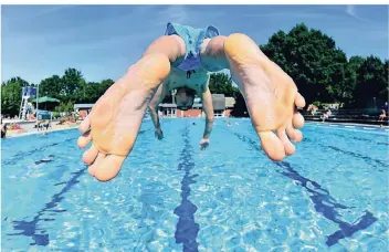  ?? FOTO: DPA ?? Eine Abkühlung im Freibad war in diesem Sommer an vielen Tagen genau das Richtige.