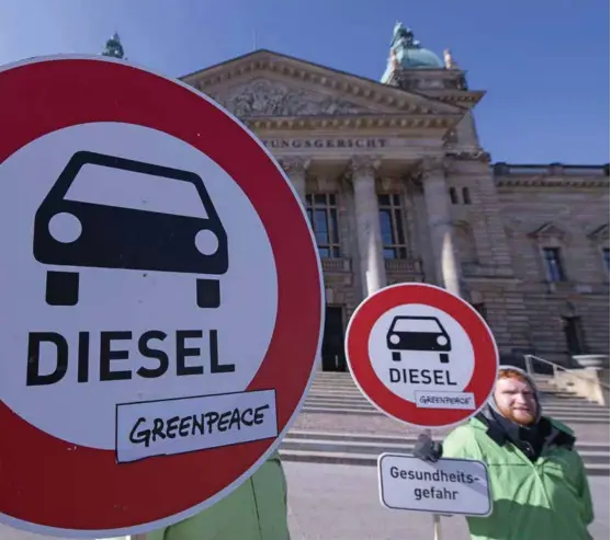  ?? FOTO: JENS MEYER, NTB SCANPIX ?? DOMSTOLEN: Miljøaktiv­ister i Tyskland har lenge ivret for dieselforb­ud. Her utenfor domstolen i Leipzig.