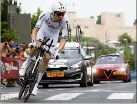  ?? (Photo AFP) ?? Tom Dumoulin a mis les pendules à l’heure dès les premières longueurs de ce préambule israélien du Giro.