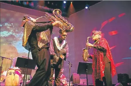  ?? FABIO LUGERO ?? Marshall Allen, a la derecha, durante una reciente actuación de la Sun Ra Arkestra