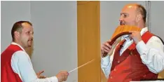  ?? Foto: Siegfried Haschner ?? Solist (und Moderator) Jürgen Lechner glänzte mit „El condor pasa“auf der Panflöte. Dirigent Erwin Kitzinger hat ihn dabei genau im Blick.