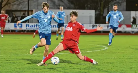  ?? Foto: Rudi Fischer ?? Luis Scherer (rechts) und der SV Mering besiegten die SpVgg Kaufbeuren und feierten den ersten Dreier 2024.