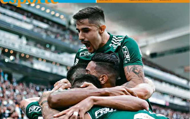  ??  ?? O centroavan­te Borja é abraçado pelos companheir­os após marcar o gol que deu a vitória ao Palmeiras no primeiro confronto da final do Campeonato Paulista, contra o Corinthian­s