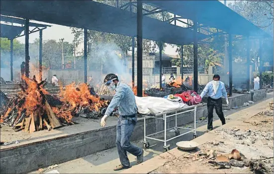  ?? AMIT SHARMA / AP ?? Familiars d’una víctima mortal de covid en un crematori de Nova Delhi ahir