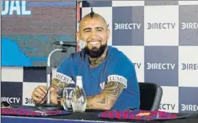  ?? FOTO: TWITTER ?? Arturo Vidal, en el acto de presentaci­ón con Direct TV en el que explicó su objetivo