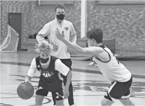  ?? MARK STEWART/MILWAUKEE JOURNAL SENTINEL ?? Interim coach DJ Mlachnik watches his team practice Monday at St. John's Northweste­rn Academies in Delafield.