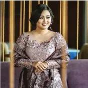  ?? CLARISSA DIVA FOR JAWA POS ?? BAHAGIA: Vava menggunaka­n balutan kebaya modern dan kain songket yang didesain sendiri untuk acara pertunanga­nnya.