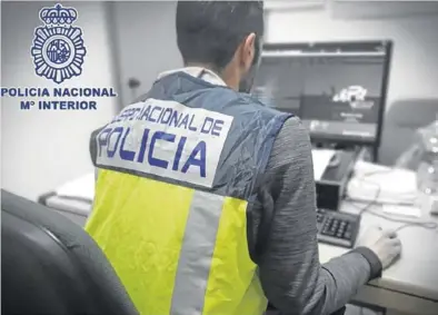  ?? POLICÍA NACIONAL ?? Un miembro de Delitos Tecnológic­os de la Policía Nacional que ha llevado a cabo las pesquisas.