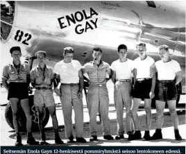  ??  ?? Seitsemän Enola Gayn 12-henkisestä pommiryhmä­stä seisoo lentokonee­n edessä. Dutch seisoo kolmantena vasemmalta pilotti Paul Tibbetsin vieressä