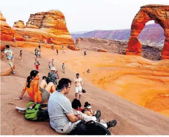  ??  ?? „Die Natur wäre ohne Menschen besser dran“: Steinbogen im roten Sand des Arches-Nationalpa­rks