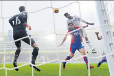  ??  ?? EL GOL. Diego Costa se adelantó a la defensa del Crystal Palace para anotar el único gol del Chelsea.