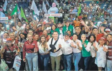  ?? ?? El candidato a gobernador de Morena, PT y Verde Ecologista, Joaquín “Huacho” Díaz Mena (al centro), con simpatizan­tes en uno de sus actos