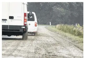  ??  ?? Un panneau a été posé en amont mais cela ne suffit pas. La route doit être nettoyée.