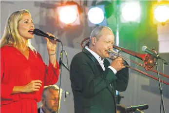  ?? FOTO: ROLAND RASEMANN ?? „ Mr. Red Horn“und eine starke Stimme: Nils Landgren und Viktoria Tolstoy in Friedrichs­hafen.