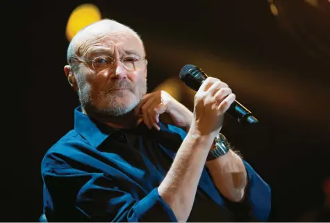  ?? Foto: Rebecca Blackwell, dpa ?? Phil Collins, längst ist er auf Krücken angewiesen, sein Körper fertig nach all den exzessiven Jahrzehnte­n. Er hat viele Phasen des Scheiterns erlebt. Dadurch kommt er uns allen sehr nahe – noch näher als durch viele seiner Songs.