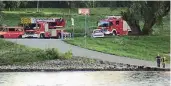  ??  ?? Am Fähranlege­r in Urdenbach startete die Feuerwehr die Suche nach den verschmutz­ten Bereichen.