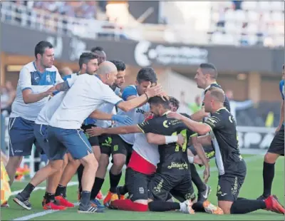  ??  ?? JÚBILO. Ese gol de José Gaspar, con apenas cuatro minutos de partido, acabó resultando decisivo en el playoff.