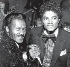  ??  ?? Der King of Pop und der wahre King of Rock: Chuck Berry (l.), damals Mitte 50, mit dem jungen Michael Jackson um 1980