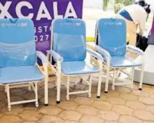  ?? ?? Con la entrega de sillas-cama, Cuéllar refrendó su apoyo a los familiares de quienes están hospitaliz­ados