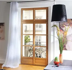  ??  ?? 2. Idéale en rénovation, la fenêtre « Racine » s’adapte à toutes les configurat­ions. Ici, une portefenêt­re en chêne mouluré avec une imposte fixe et un soubasseme­nt. Pasquet Menuiserie­s