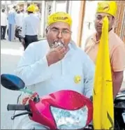  ?? HT PHOTO ?? A member of Swaraj India blows the whistle during campaignin­g. Whistle is the poll symbol of the party.