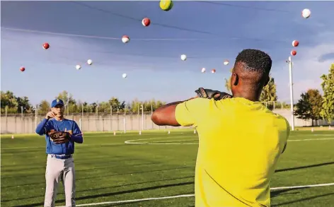  ?? RP-FOTO: JÜRGEN LAASER ?? Training in der Justizvoll­zugsanstal­t: Die Squirrels, Wassenberg­s Baseballve­rein, ist regelmäßig in der Justizvoll­zugsanstal­t in Heinsberg zu Gast, um mit den Insassen Baseball zu spielen. Das Training ist mittlerwei­le so beliebt, dass es in der JVA...