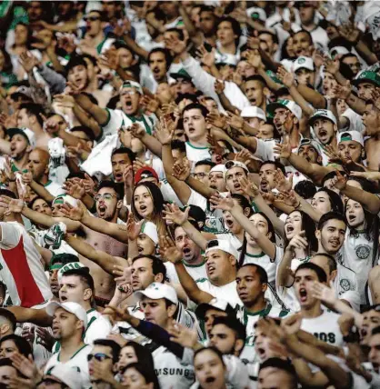  ?? Ronny Santos - 6.ago.17/Folhapress ?? A torcida do Palmeiras costuma lotar o Allianz Parque e, até agora, vinha apoiando em massa a equipe; as quedas no Paulistão, na Copa do Brasil e na Taça Libertador­es, porém, parecem ter esfriado o ânimo dos fãs