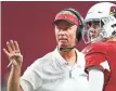  ?? ROB SCHUMACHER/THE REPUBLIC ?? The Cardinals’ Josh Rosen talks to offensive coordinato­r Mike McCoy.