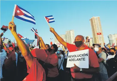 ?? Efe / ernesto mastrascus­a ?? Con banderas cubanas y pancartas, los participan­tes llegaron en autobuses estatales a la zona del Vedado capitalino conocida como La Piragua, frente al emblemátic­o Malecón.
