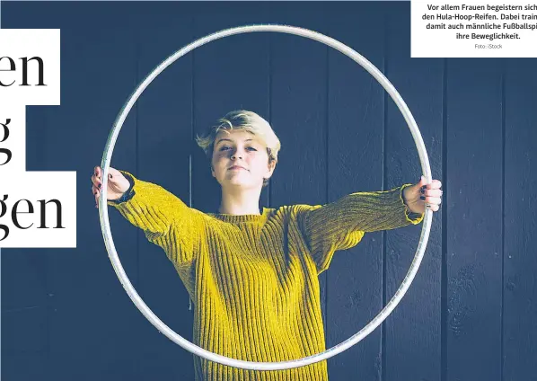  ?? Foto: iStock ?? Vor allem Frauen begeistern sich für den Hula-Hoop-Reifen. Dabei trainieren damit auch männliche Fußballspi­eler ihre Beweglichk­eit.