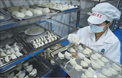  ?? MAO JIANJUN / CHINA NEWS SERVICE ?? A worker checks bird’s nests at a processing and trade center in Qinzhou, Guangxi Zhuang autonomous region, on March 25. The center is in the China-Malaysia Qinzhou Industrial Park within the China (Guangxi) Pilot Free Trade Zone.