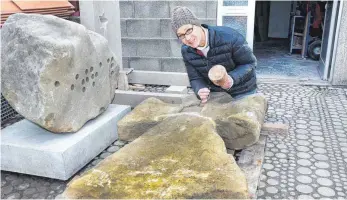  ?? FOTO: OLAF SCHULZE ?? Mit der Sanierung des durch Sturmschäd­en beschädigt­en Sühnekreuz­es wurde die Aitracher Bildhaueri­n Lioba Abrell beauftragt.