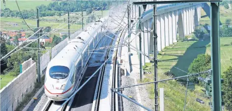  ?? FOTO: REUTERS ?? Ein ICE auf der Strecke zwischen Berlin und München.