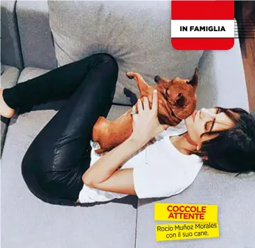  ??  ?? COCCOLE ATTENTE Rocío Muñoz Morales con il suo cane.