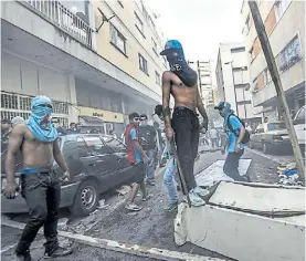  ?? AFP ?? Protesta. Militantes antichavis­tas, ayer, en un barrio de Caracas.