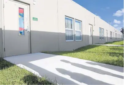  ?? TAIMY ALVAREZ/SOUTH FLORIDA SUN SENTINEL ?? Verde Elementary School is a portable classroom campus until the new school is opened next school year in Boca Raton.