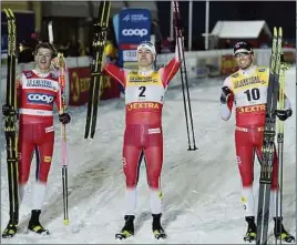  ??  ?? Erik Valnes (M.) schnappte seinem norwegisch­en Landsmann Johannes Kläbo den Sieg beim Sprint in Kuusamo weg.