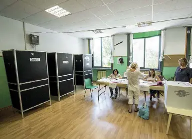  ??  ?? Bassissima affluenza Domenica nel III Municipio (Montesacro) ha votato solo un elettore su cinque (20%). Molti hanno preferito la cabina al mare a quella elettorale (foto LaPresse)