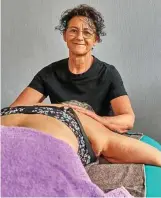  ?? UWE-JENS IGEL ?? Physiother­apeutin Martina Hause bietet unter anderem manuelle Therapie und Osteopathi­e an.