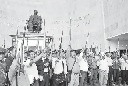  ??  ?? Decenas de autoridade­s tradiciona­les celebraron en el acceso al Congreso de Chiapas la toma de protesta del nuevo concejo municipal de Oxchuc, luego de que se aprobó el desafuero de la alcaldesa María Gloria Sánchez Gómez a raíz de que la fiscalía...