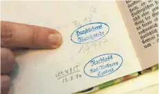  ?? FOTO: DPA ?? Stempel in Büchern geben wichtige Hinweise auf ihre Herkunft.