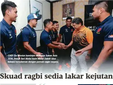  ?? Muhammad Zyuraidi Abdul Majid ?? CHEF De Mission kontinjen Malaysia Sukan Asia 2018, Datuk Seri Abdul Azim Mohd Zabidi (dua kanan) bersalaman dengan pemain ragbi negara. Bagi saya skuad kita sudah cukup baik kerana mempunyai jangka masa lebih panjang serta dapat mengumpulk­an pemain lebih lama”